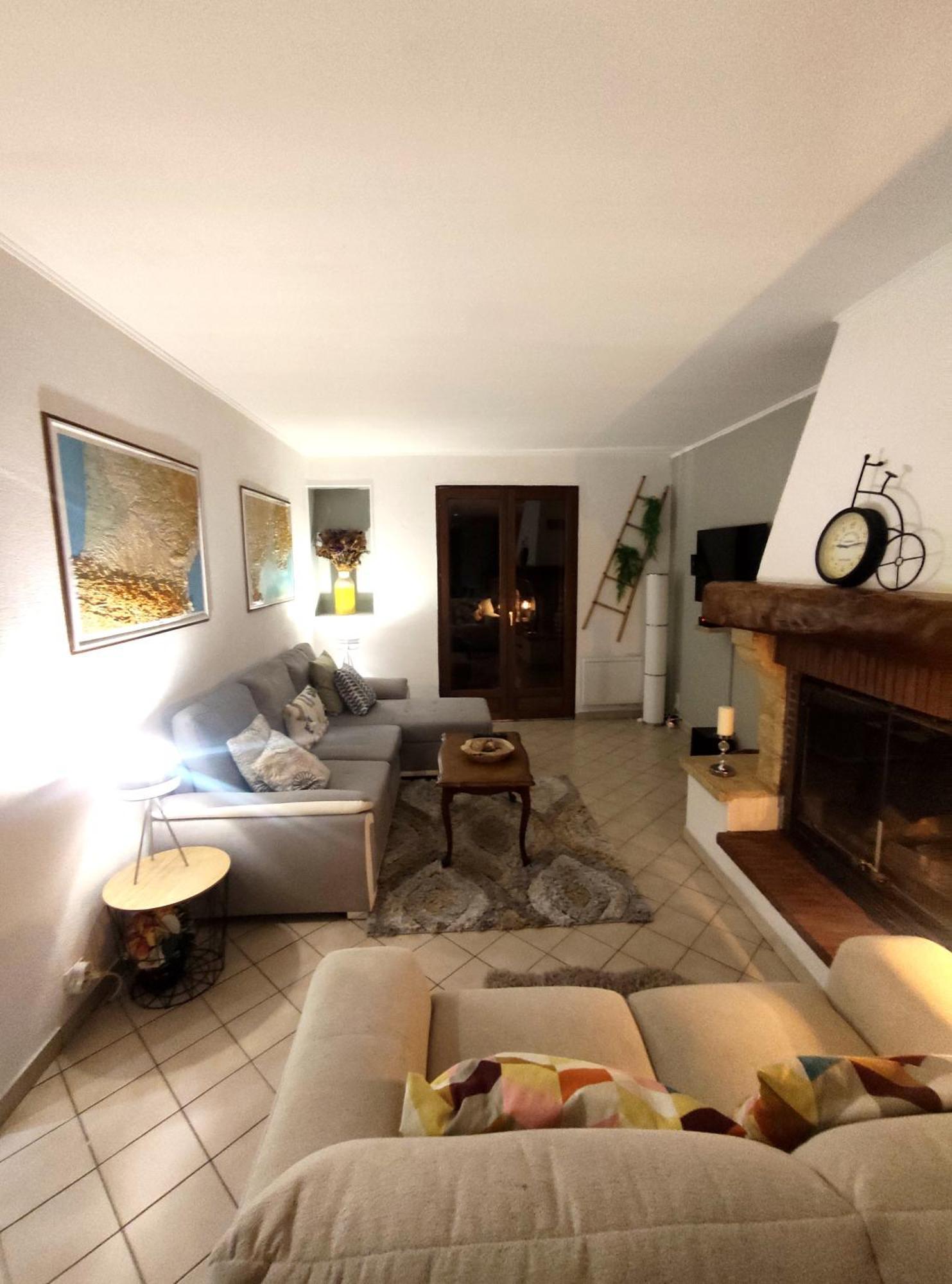 Welcome, Bienvenue, Chez Charly! Nebian Room photo